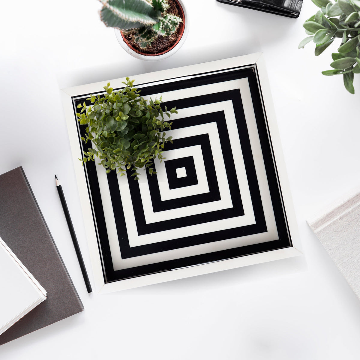 Black & White Concentric Decorative Tray